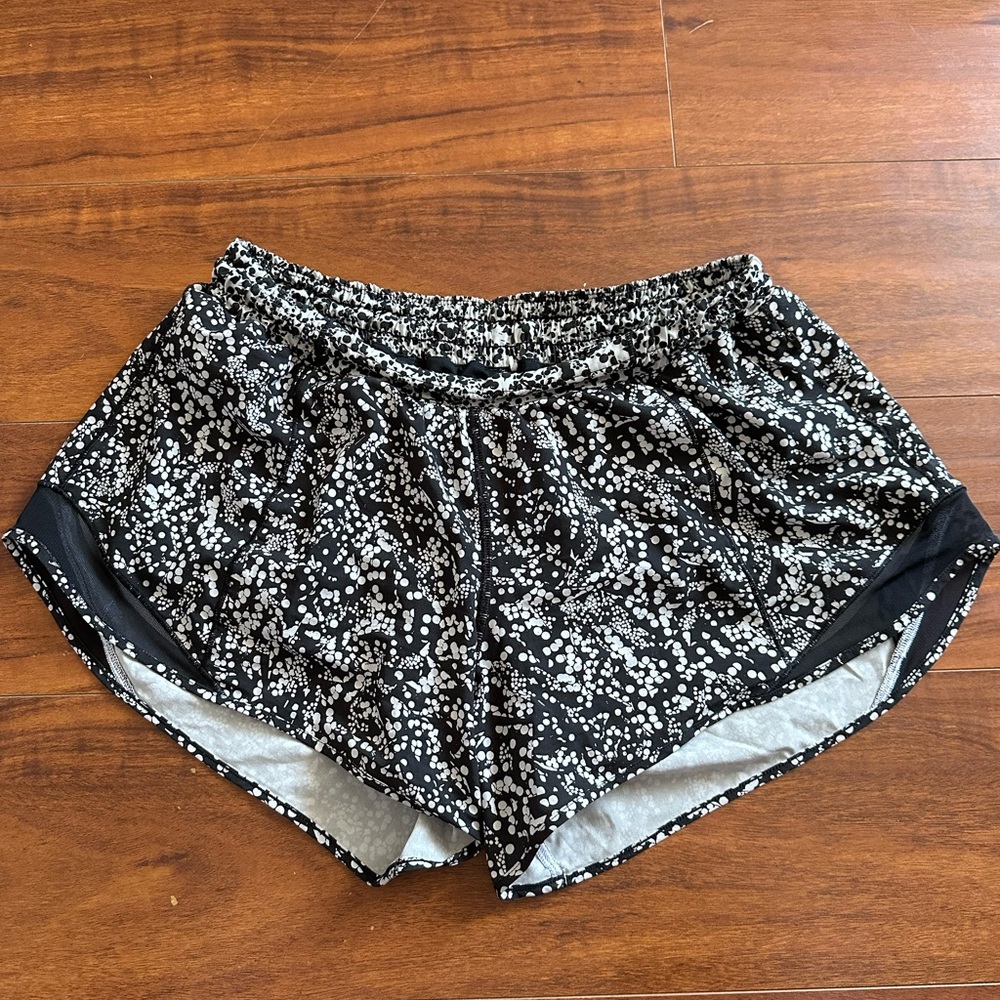 Women’s Lululemon Hotty Hot shorts in 2.5 in. Size 10.